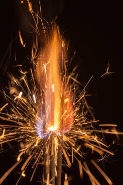 piroteknik yanan ateş ve kıvılcım portre siyah arka plan üzerine