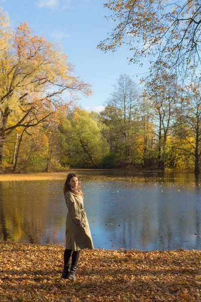 Flicka Promenad Parken Hösten — Stockfoto