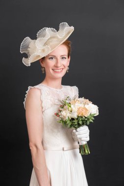 Beyaz bir elbise içinde bir gelin portresi