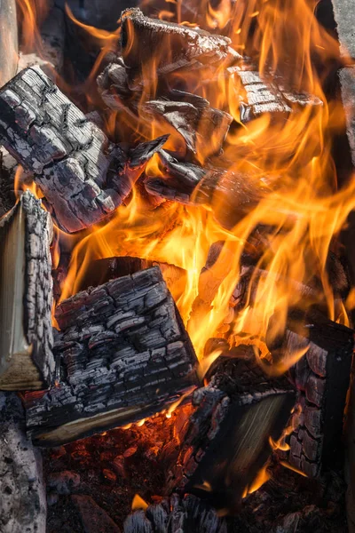 Płonący Ogień Drewniane Węgle Bliska — Zdjęcie stockowe