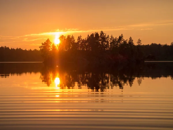 Dramatický Západ Slunce Odrazy Lesní Jezírko — Stock fotografie