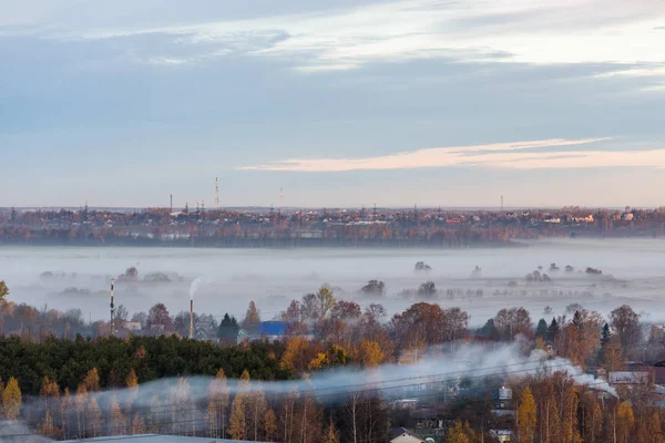 Ранковий Туман Над Селом Осінніми Деревами — стокове фото