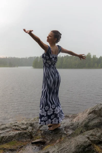 Vrolijk Meisje Een Jurk Onder Zomerregen — Stockfoto