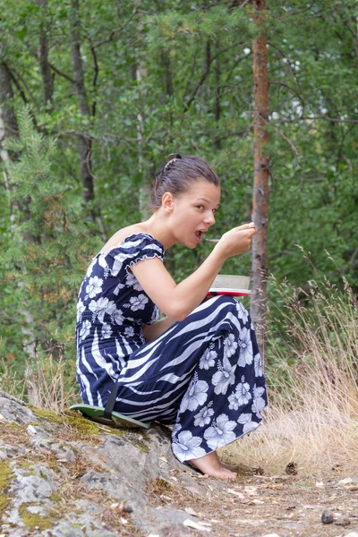 Menina Vestido Férias Floresta — Fotografia de Stock