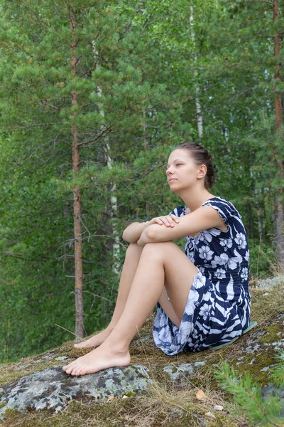 Ormanda Tatil Elbiseli Kız — Stok fotoğraf