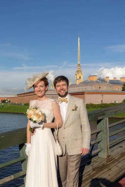 Casal Feliz Seu Dia Casamento Sankt Peterburg — Fotografia de Stock