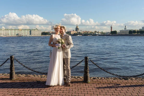 Sankt Peterburg Onların Düğün Günü Mutlu Çift — Stok fotoğraf