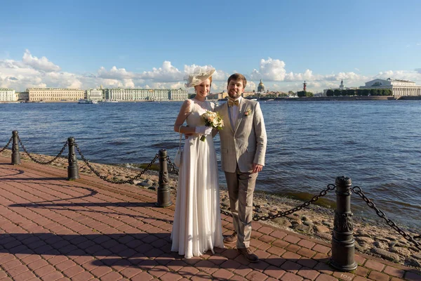 Счастливая Пара День Своей Свадьбы Санкт Петербурге — стоковое фото