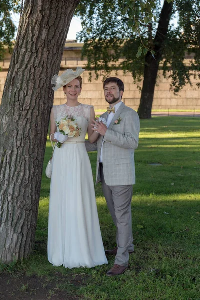 Glückliches Paar Hochzeitstag Unter Dem Baum — Stockfoto