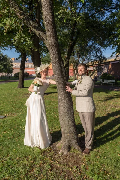 Feliz Pareja Día Boda Bajo Árbol —  Fotos de Stock