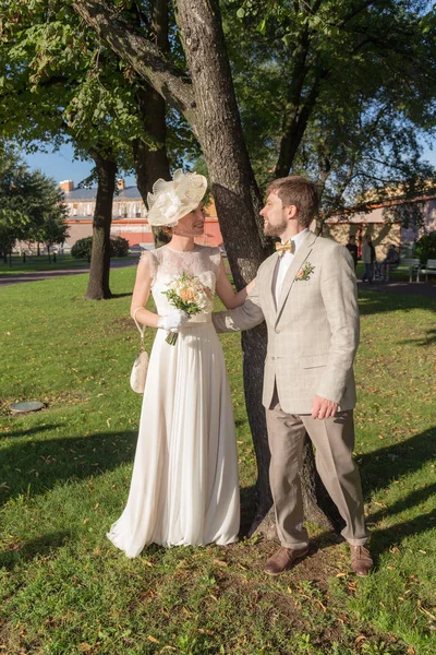 Feliz Pareja Día Boda Bajo Árbol — Foto de Stock