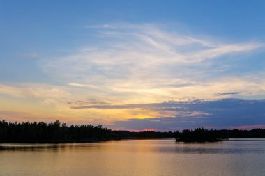 bulutlu bir orman göl kenarında yaz günbatımı