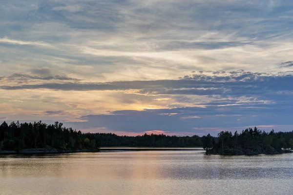 Pôr Sol Verão Com Nuvens Lago Floresta — Fotografia de Stock