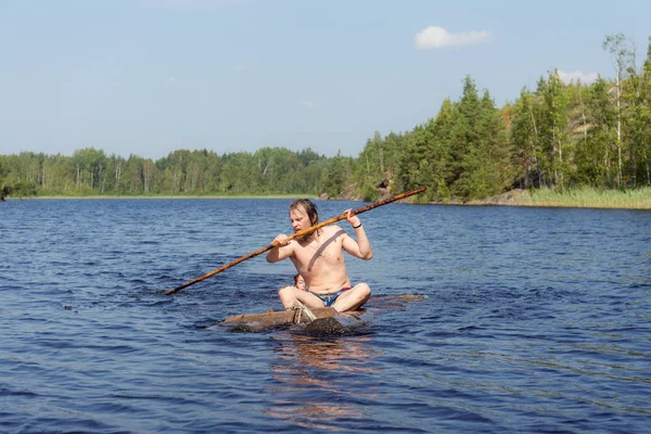 Человек Деревянном Плоту Лесном Озере — стоковое фото