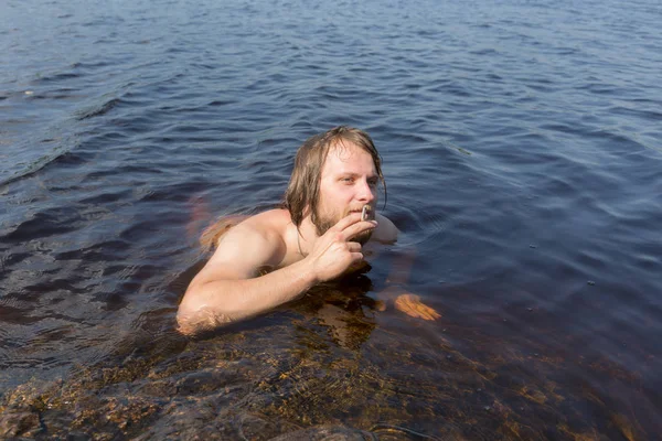 タバコを水にある男の肖像 — ストック写真