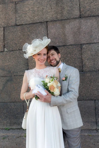 Retrato Casal Amoroso Seu Dia Casamento Contra Parede — Fotografia de Stock