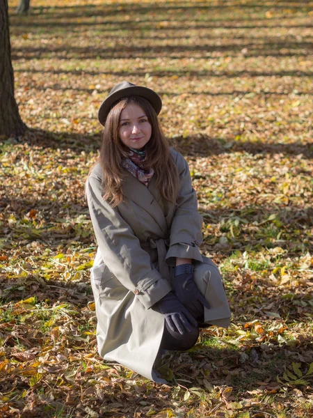 在秋天公园穿雨衣和帽子的女孩 — 图库照片