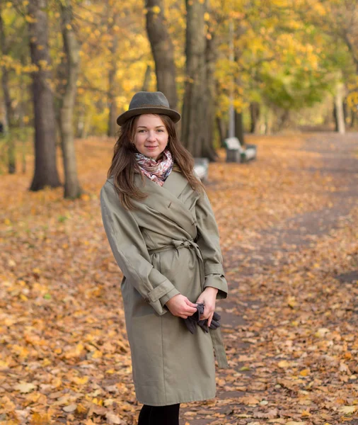 Flicka Regnrock Och Hatt Höst Park — Stockfoto