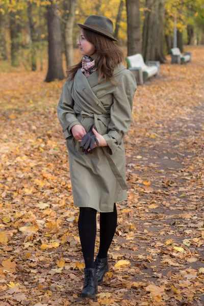 在秋天公园穿雨衣和帽子的女孩 — 图库照片