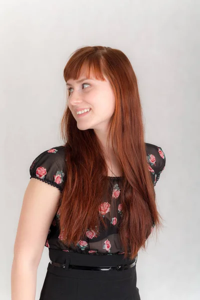 Retrato Una Chica Con Pelo Rojo Vestido Negro — Foto de Stock