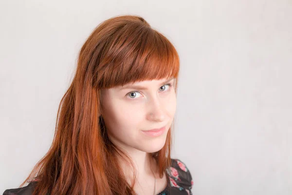 Porträt Eines Mädchens Mit Langen Roten Haaren Nahaufnahme — Stockfoto