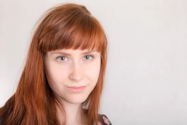 クローズ アップ長い赤い髪を持つ少女の肖像画 — ストック写真