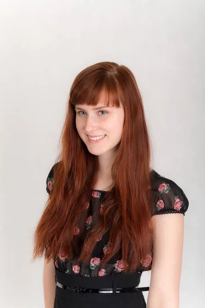 Retrato Uma Menina Com Cabelo Vermelho Vestido Preto — Fotografia de Stock