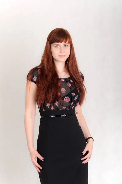 Retrato Una Chica Con Pelo Rojo Vestido Negro — Foto de Stock