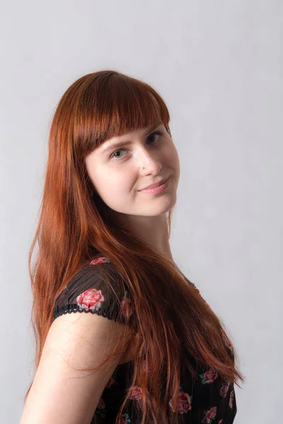 Portrét Dívky Dlouhé Červené Vlasy — Stock fotografie