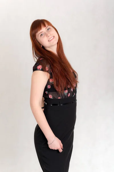 Retrato Uma Menina Com Cabelo Vermelho Vestido Preto — Fotografia de Stock