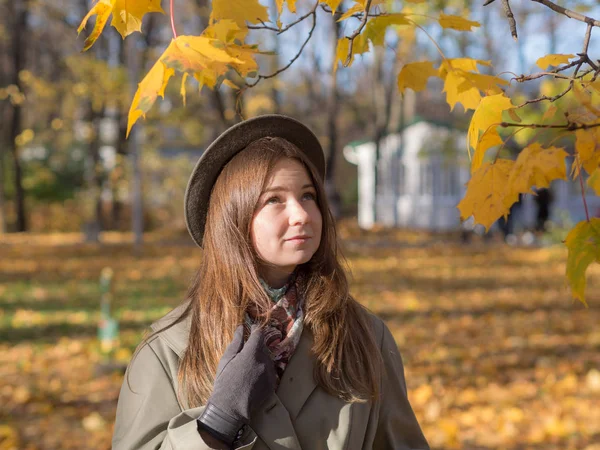 Retrato Uma Menina Chapéu Parque Outono — Fotografia de Stock
