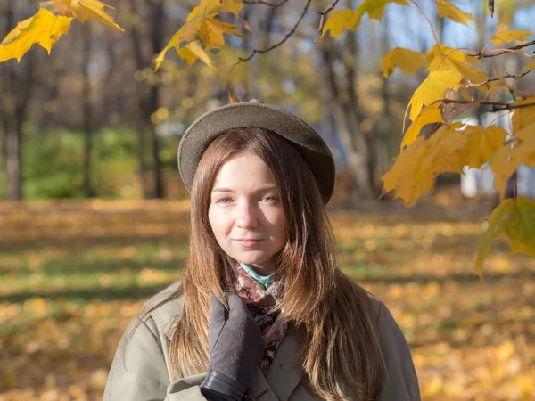 Porträt Eines Mädchens Mit Hut Herbstpark — Stockfoto