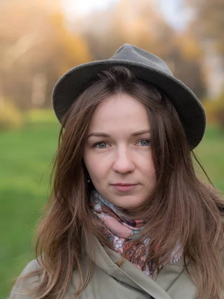 공원에 모자에 여자의 초상화 — 스톡 사진