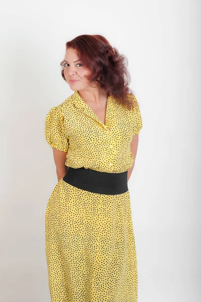 Retrato Estúdio Uma Menina Vestido Amarelo — Fotografia de Stock