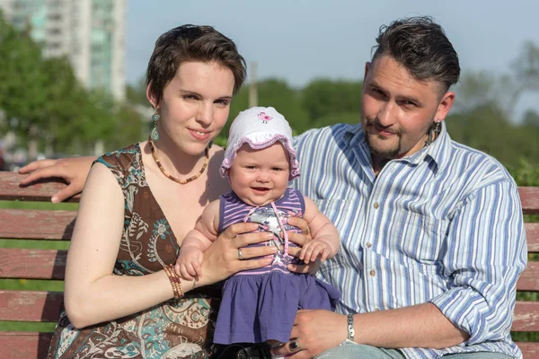 Portrait Couple Avec Bébé Par Une Journée Ensoleillée — Photo