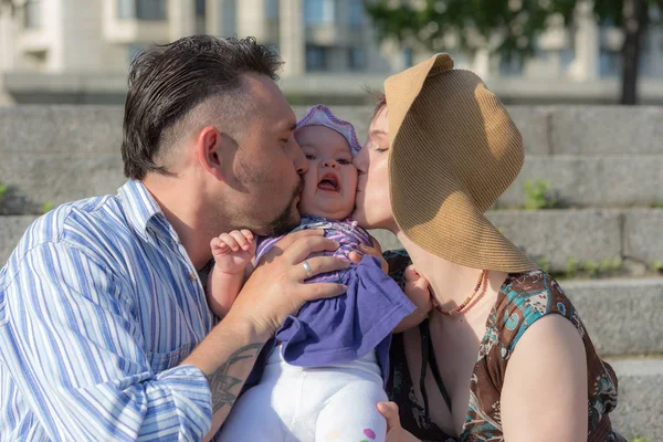 Retrato Padres Felices Besando Bebé —  Fotos de Stock