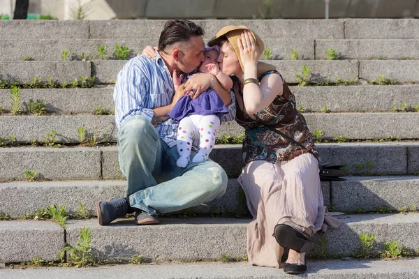 Güneşli Bir Günde Bir Bebek Ile Bir Çift Portresi — Stok fotoğraf