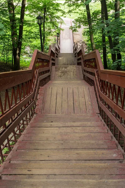 Κόκκινη Ξύλινη Σκάλα Ένα Πάρκο Καλοκαίρι — Φωτογραφία Αρχείου