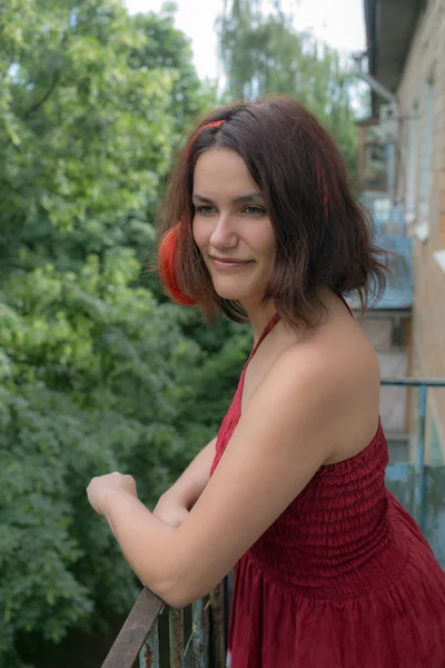 Retrato Una Chica Sonriente Vestido Rojo —  Fotos de Stock