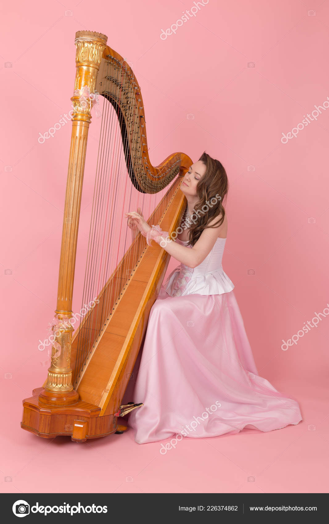 арфа красивое фото. способ игры на арфе. современные арфистки. ребенок играет на арфе. маленькая арфистка.