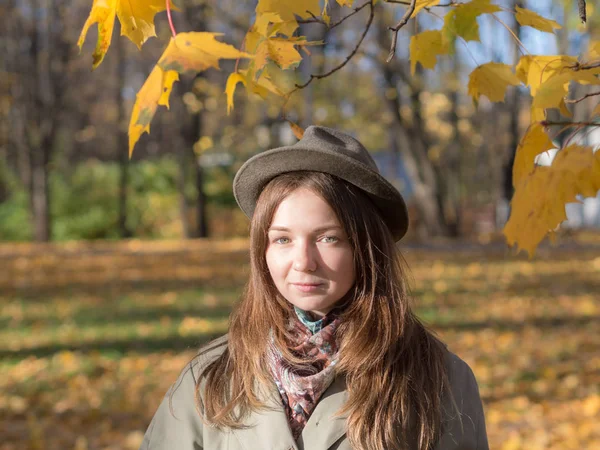 在秋季公园的帽子女孩的肖像 — 图库照片