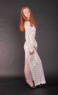 Beyaz elbiseli ince kız portresi stüdyo