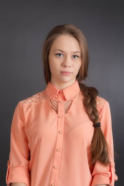 Uzun saçlı güzel bir kızın portresi.