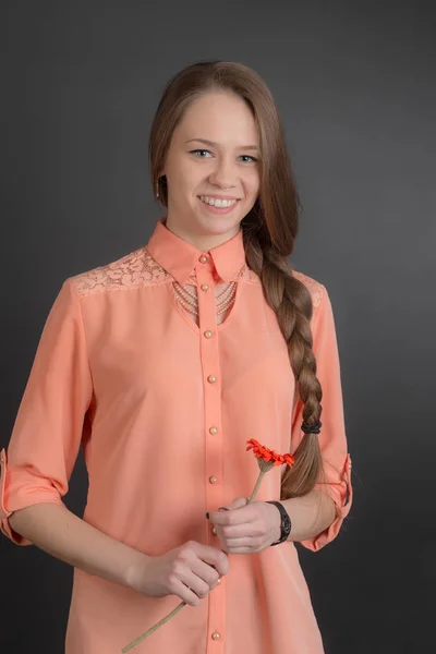 Retrato Una Niña Con Una Flor Sobre Fondo Negro — Foto de Stock