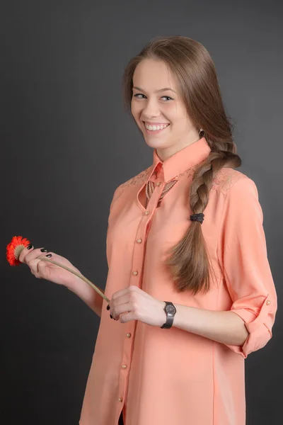 Portret Van Een Meisje Met Een Bloem Een Zwarte Achtergrond — Stockfoto