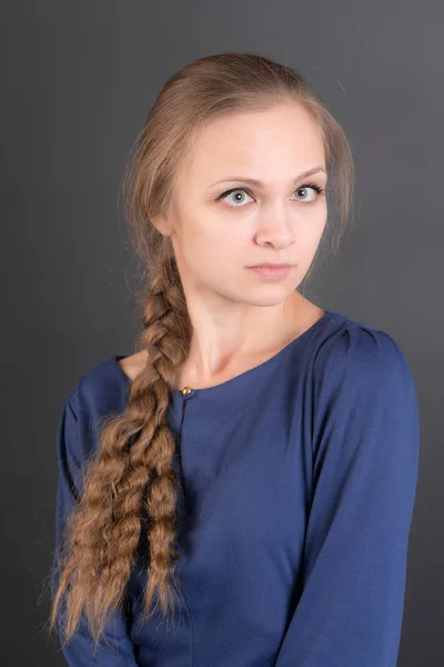 Uzun Saçlı Bir Kızın Stüdyo Portresi — Stok fotoğraf