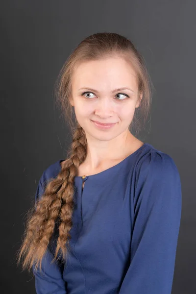 Retrato Estúdio Uma Menina Com Cabelo Comprido — Fotografia de Stock