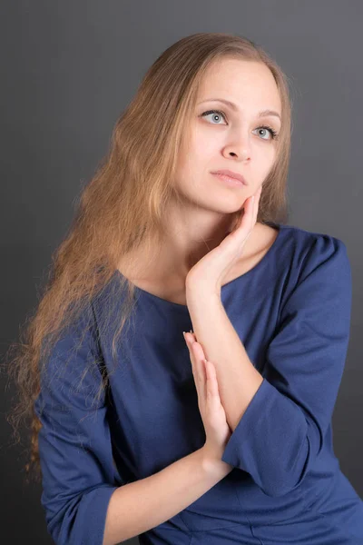Uzun Saçlı Bir Şehvetli Kız Portresi Stüdyo — Stok fotoğraf