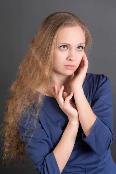 一个长头发的感性女孩的工作室肖像 — 图库照片