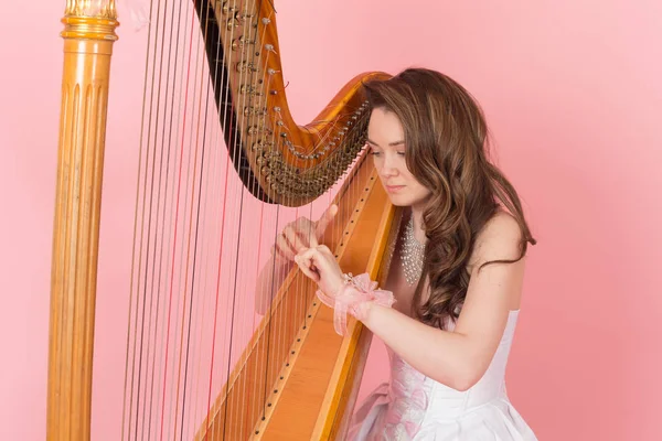 Studio Ritratto Una Ragazza Che Suona Musica Arpa — Foto Stock